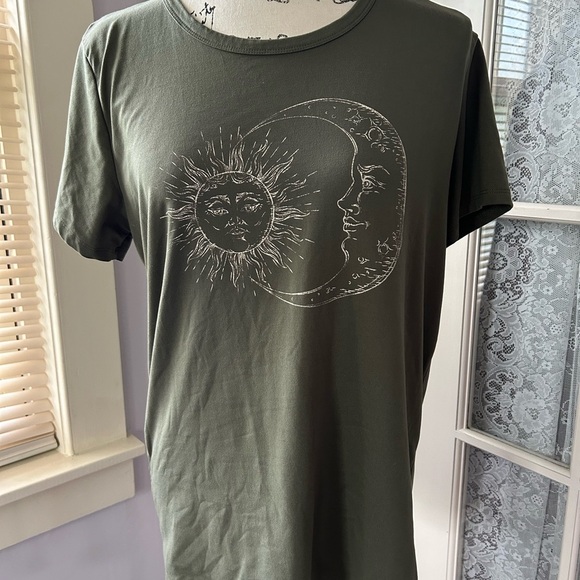 Streetwear Society Green Short Sleeve Tee with Celestial Design - Picture 1 of 3